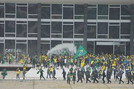 Anhänger des ehemaligen brasilianischen Präsidenten Bolsonaro haben am Sonntag den offiziellen Sitz des brasilianischen Präsidenten gestürmt.