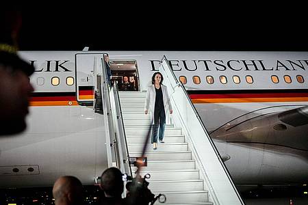 Außenministerin Annalena Baerbock kommt auf dem Flughafen von Tiflis an.