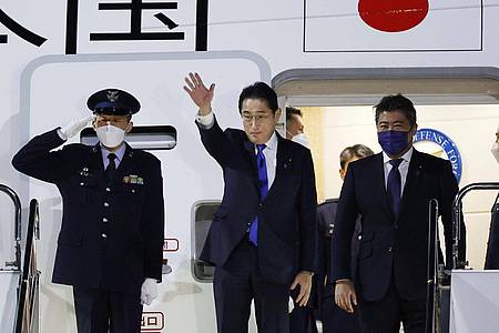 Japans Premierminister Fumio Kishida am Flughafen Haneda in Tokio.