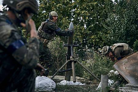 Ukrainische Soldaten feuern einen Mörser in der kürzlich zurückeroberten Stadt Kupjansk in der Region Charkiw ab.