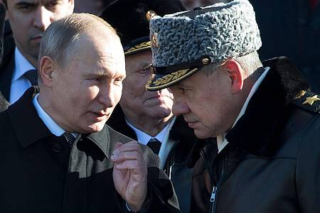 Der russische Präsident Wladimir Putin (l) und Verteidigungsminister Sergej Schoigu.