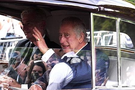 König Charles III. trifft nach dem Tod seiner Mutter, Königin Elizabeth II., im Buckingham Palast in London ein, nachdem er am Samstag im St. James Palast offiziell zum neuen britischen König ernannt worden ist.
