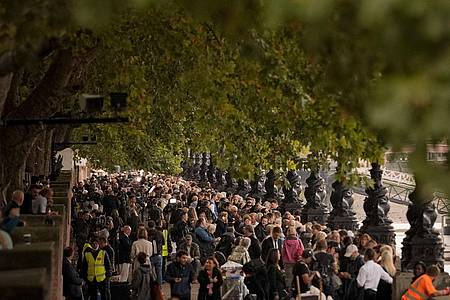 Menschen stehen Schlange, um der verstorbenen Königin Elizabeth II. die letzte Ehre zu erweisen.