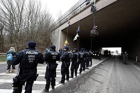 Klimaaktivisten in Rollstühlen haben sich von einer Autobahnbrücke der A44 in der Nähe von Lützerath abgeseilt. Die Brücke liegt ungefähr vier Kilometer Luftlinie vom Braunkohleort Lützerath entfernt.