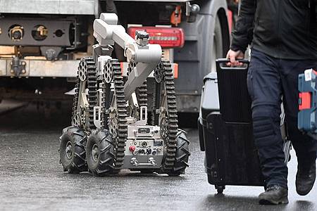 Ein ferngesteuertes Roboterfahrzeug war bei den Untersuchungen ebenfalls zum Einsatz gekommen. Ein Iraner soll einen Giftanschlag geplant haben. Der 32-jährige und sein Bruder waren bei einem Großeinsatz der Polizei festgenommen worden.