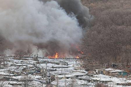 Rauchschwaden steigen im vierten Bezirk von Guryong Village, dem letzten verbliebenen Slum in Seoul, im Bezirk Gangnam auf.