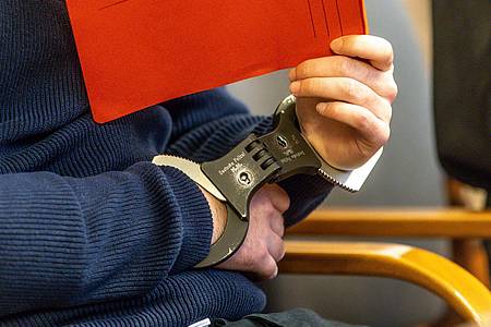 Der Angeklagte sitzt in Handschellen im Gerichtssaal. Nach einem Messerangriff an der Hochschule Hamm-Lippstadt mit einer Toten und drei Verletzten hat das Dortmunder Schwurgericht ein Urteil gesprochen.
