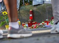 Mit Kerzen und Blumen wird des erschossenen Jugendlichen gedacht.