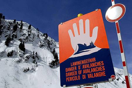 Ein Warnschild am Arlberg (Symbolbild).