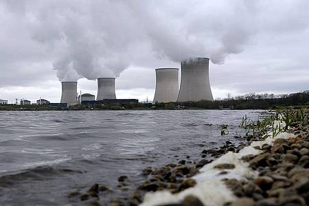 Im Atomland Frankreich stehen so viele Kraftwerke still, dass die Stromflaute auch in Berlin mit Sorge verfolgt wird.