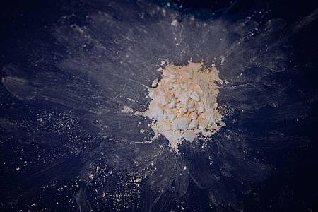 Gepresstes und hoch konzentriertes Kokain aus einem Fund. Mit einer großangelegten Razzia ist die Berliner Polizei am Dienstagmorgen gegen angebliche Drogendealer vorgegangen. (Symbolbild)