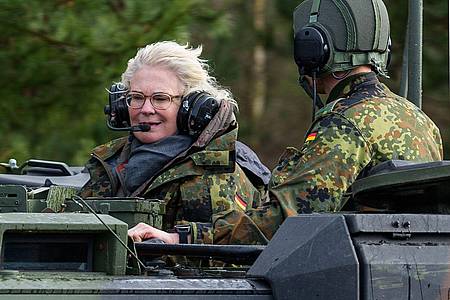 Verteidigungsministerin Christine Lambrecht sagte, Deutschland habe sich daran gewöhnt, die eigenen Streitkräfte ausschließlich als Akteure bei Krisen, Einsätzen im Ausland oder in der Amtshilfe wie beim Hochwasser zu sehen. Diese Zeit sei vorbei.