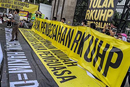 Aktivisten protestieren vor dem Abgeordnetenhaus in Jakarta gegen den Gesetzesvorschlag, der Sex außerhalb der Ehe verbietet.