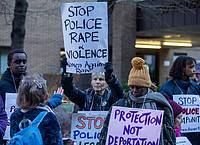 Demonstranten von Women Against Rape & Women of Colour Global Woman`s strike versammeln sich vor dem Southwark Crown Court vor der Strafmaßverkündung im Fall eines Londoner Polizisten, der wegen der Vergewaltigung etlicher Frauen angeklagt ist.