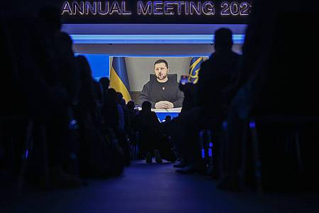Wolodymyr Selenskyj hält beim Weltwirtschaftsforum in Davos per Video eine Rede.