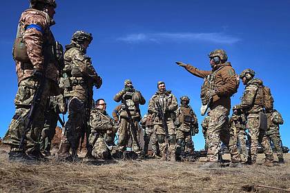 Soldaten einer Territorialverteidigungsbrigade während einer militärischen Übung auf einem Übungsplatz in der Region Saporischschja.