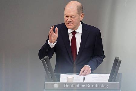 Bundeskanzler Olaf Scholz (SPD) hält am 27.02.2022 im Bundestag seine Rede zur «Zeitenwende».