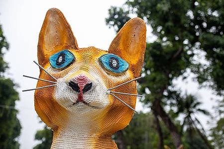 Die Statue einer großen Katze ist in Hanoi aufgebaut. In Vietnam haben unzählige, teils überdimensionale Stubentiger Einzug gehalten. Grund: Im Land am Mekong beginnt an diesem Wochenende das Jahr der Katze.