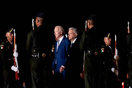 Joe Biden (M,l-r), Präsident der USA, wird von Andres Manuel Lopez Obrador, Präsident von Mexiko, mit militärische Ehren bei seiner Ankunft am internationalen Flughafen begrüßt.