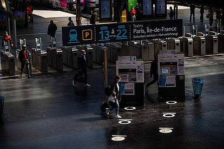 Fahrgäste gehen durch die Halle des Pariser Bahnhofs «Gare du Nord».