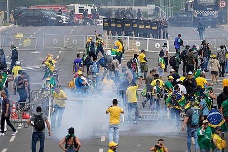 Anhänger des ehemaligen brasilianischen Präsidenten Bolsonaro stoßen während einer Demonstration vor dem Palacio do Planalto mit der Polizei zusammen.