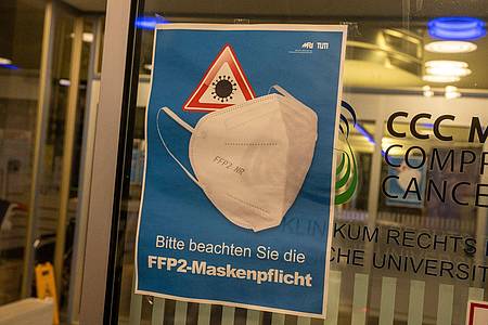Ein Plakat mit der Aufschrift ?Bitte beachten Sie die FFP2-Maskenpflicht? hängt am Eingang des Krankenhaus ?Rechts der Isar?.