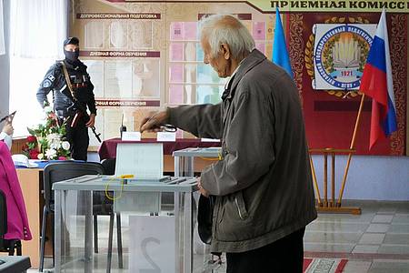 Stimmabgabe in Luhansk: Bereits im September 2022 ließ Moskau in den besetzten Gebieten über einen Beitritt zu Russland abstimmen.