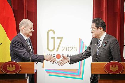 Shakehands: Bundeskanzler Olaf Scholz (l.) und Japans Ministerpräsident Fumio Kishida.