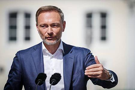 Bundesfinanzminister Christian Lindner (FDP)  gibt zum Ende der Klausur des Bundeskabinetts vor dem Schloss Meseberg eine Pressekonferenz.