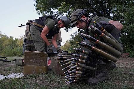 Ukrainische Soldaten bereiten ihre Waffen für den Beschuss russischer Stellungen in der Region Charkiw vor.