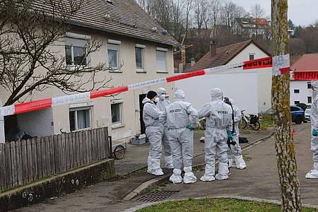 Einsatzkräfte begutachten den Tatort in Illerkirchberg.