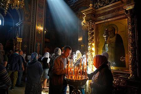 Menschen zünden in der orthodoxen Kirche von Winnyzja Kerzen zum Gedenken an die Menschen an, die durch russischen Beschuss getötet wurden. Bei dem Raketenangriff kamen jüngsten Informationen zufolge mindestens 24 Menschen ums Leben.
