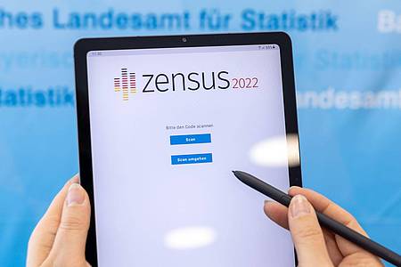 «Zensus 2022» steht auf einem Tablet im Bayerischen Landesamt für Statistik.