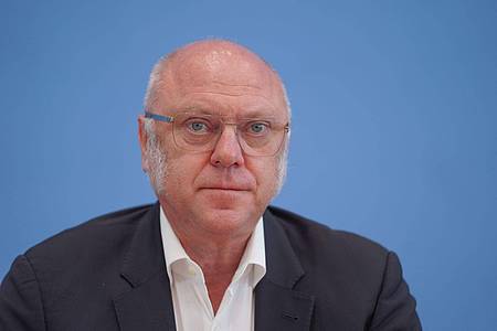 Ulrich Schneider, Hauptgeschäftsführer vom Paritätischen Gesamtverband, stellt im Haus der Bundespressekonferenz den Paritätischen Armutsbericht für das Jahr 2021 vor.