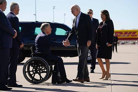 US-Präsident Joe Biden (Mitte r) trifft Greg Abbott, Gouverneur von Texas.
