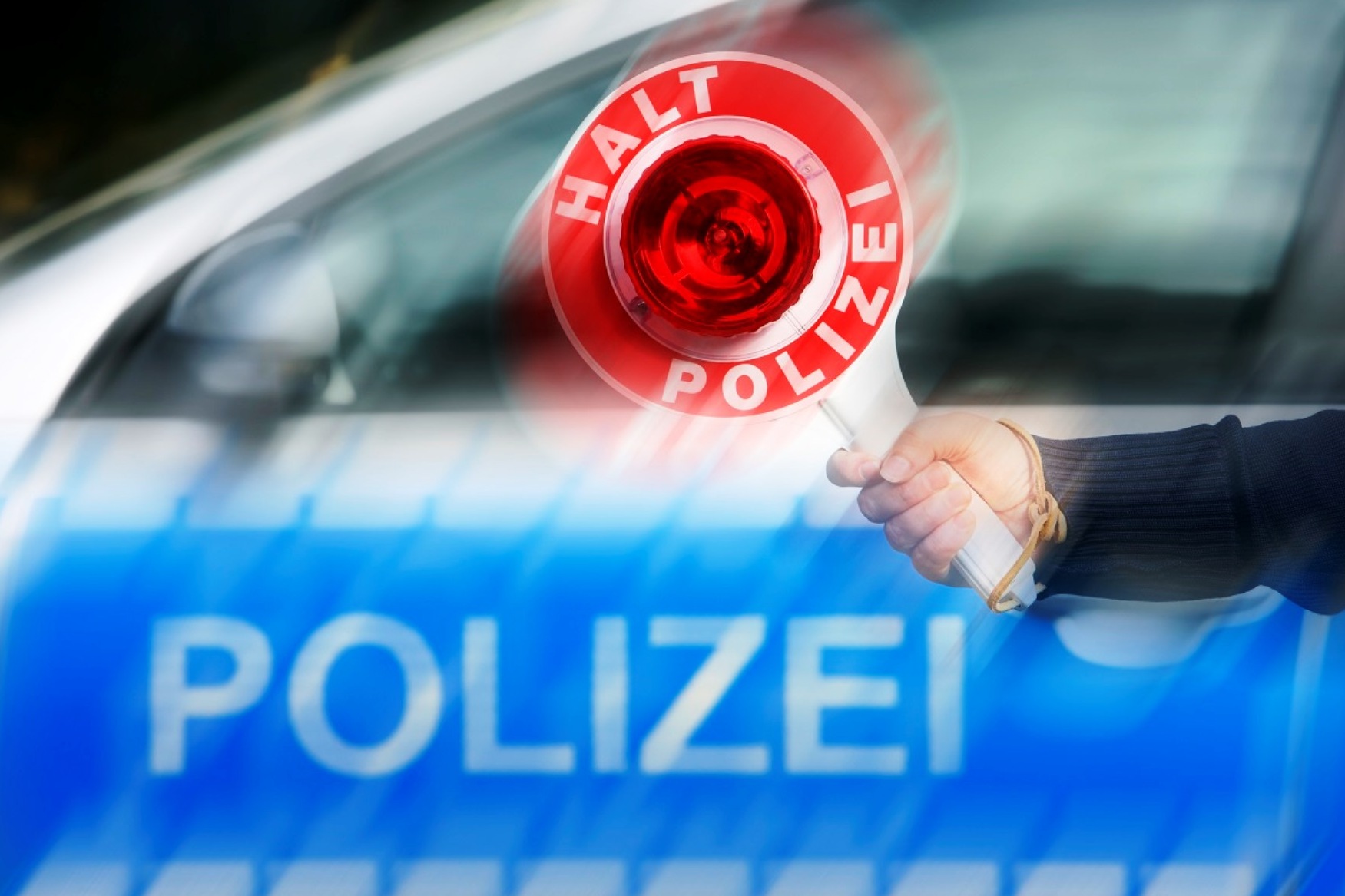 Polizei. Anhaltekelle, zum Anhalten von Fahrzeugen und Personen fuer eine Kontrolle. Polizeiwagen. Symbolbild.
