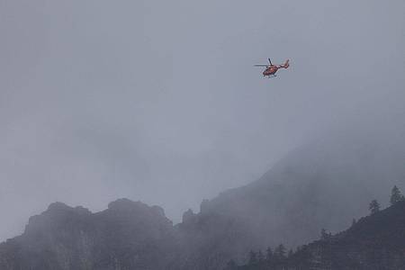 Mit einem Hubschrauber suchen Rettungskräfte der Bergwacht bei Berchtesgaden am Hochkalter nach einem vermissten Wanderer.