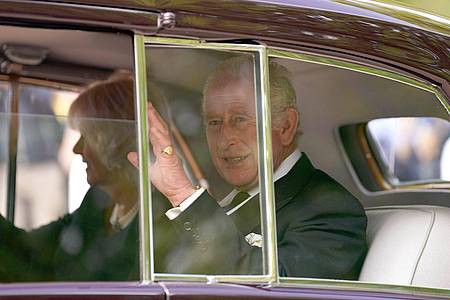 König Charles III. verlässt zusammen mit Königsgemahlin Camilla das Clarence House in Richtung Westminster Hall.