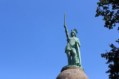 Hermannsdenkmal vor blauem Himmel