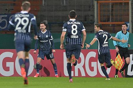 Die Spieler vom VfL Bochum feiern das Tor zum 2:1 gegen den FSV Mainz 05. Foto: David Inderlied/dpa