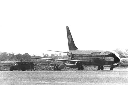 Das am 13. Oktober 1977 entführte Flugzeug «Landshut» steht nach der Landung auf dem Rollfeld.