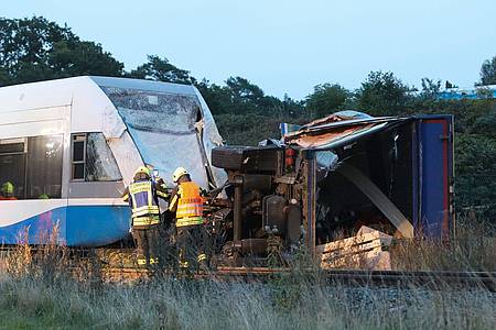 Bei einem Zusammenstoß von Zug und LKW auf der Insel Usedom gab es mehrere Verletzte.