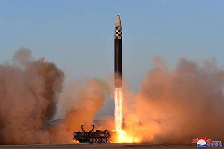 Dieses Bild wurde von der staatlichen nordkoreanischen Nachrichtenagentur KCNA zur Verfügung gestellt. Es zeigt nach Angaben von KCNA den Test einer Interkontinentalrakete vom Typ «Hwasong-17» in Pjöngjang am 16.03.2023. Der Inhalt kann nicht unabhängig verifiziert werden.