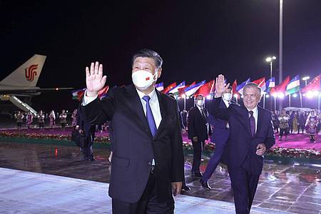 Chinas Staatspräsident Xi Jinping bei seiner Ankunft in Usbekistan.