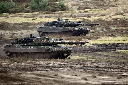 Zwei Leopard-2A6-Panzer auf einem Truppenübungsplatz der Bundeswehr (Archivbild).