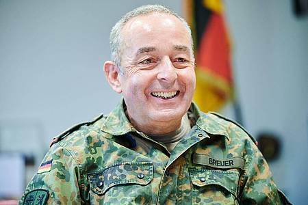 Generalleutnant Carsten Breuer warnt vor hybrider Einflussnahme.
