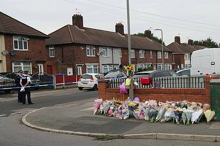 Blumen liegen in der Nähe des Tatorts nach der Tötung einer Neunjährigen in Liverpool.