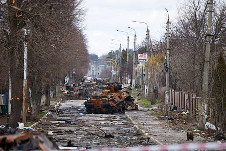 Zerstörte Panzer in der ukrainischen Stadt Butscha. Die mutmaßlich von russischen Soldaten begangenen Gräueltaten hier sind der Menschenrechtsorganisation Human Rights Watch (HRW) zufolge wohl als Kriegsverbrechen einzuordnen.