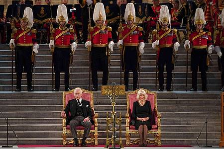 König Charles III. und seine Frau Camilla in der Westminster Hall.