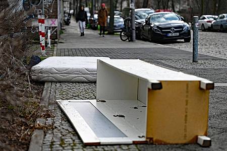 Eine ausrangierte Matratze und ein beschädigter Schrank liegen auf einem Gehweg. Berlin muss wegen Pannen nochmal wählen. Und mancher fragt sich: «Bekommen die eigentlich gar nichts hin?»